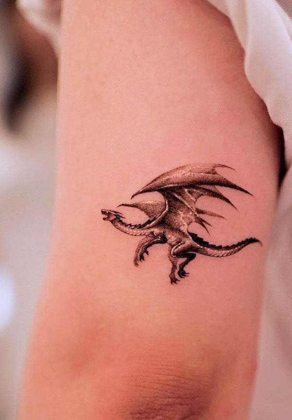 Pequeño tatuaje de dragón de @tattooist.inno