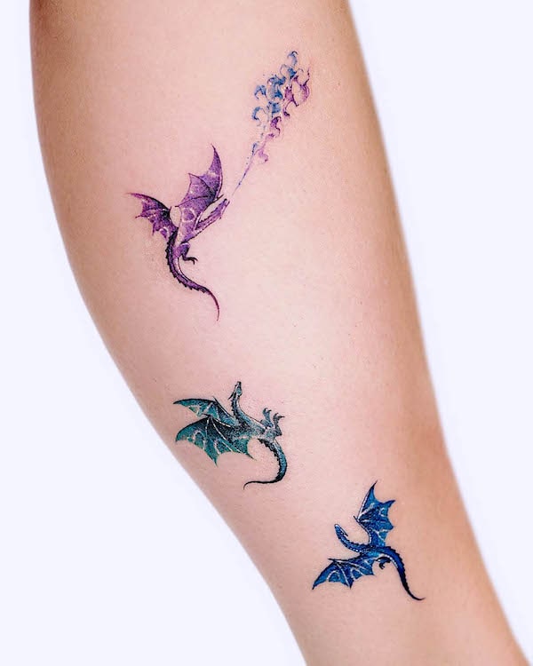 Pequeños dragones coloridos de @tattooist.inno