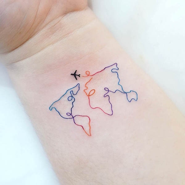 Tatuaje de mapa y avión de @tattooist_arar