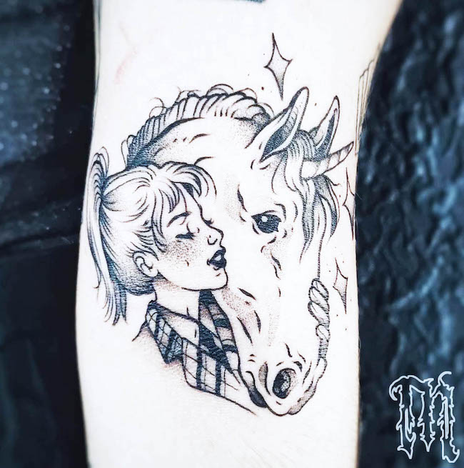 Un tatuaje detallado de unicornio y niña - Tatuaje de unicornio mágico por @_maufe_