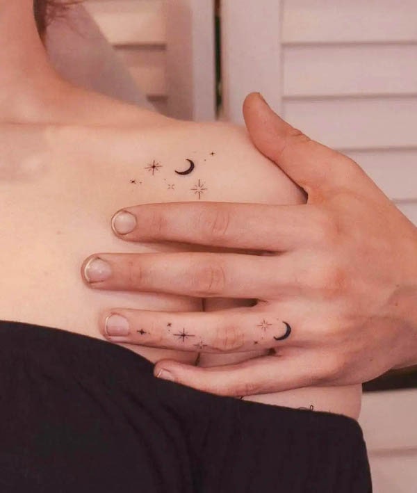 Tatuajes de luna y estrellas a juego para pareja por @tavi_tattoo