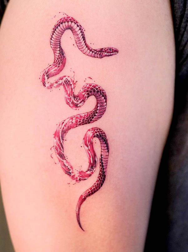 Serpiente roja por @tattooist.inno