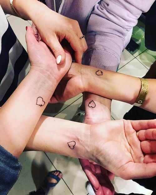 Tatuaje de familia y tres corazones