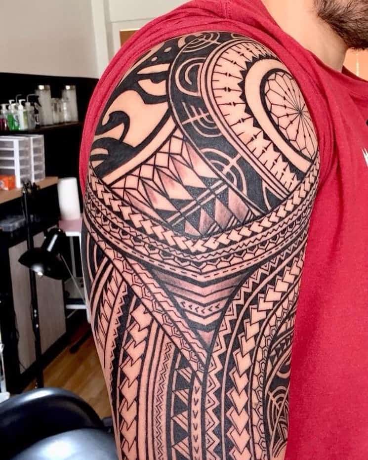tatuaje tribal en el brazo derecho